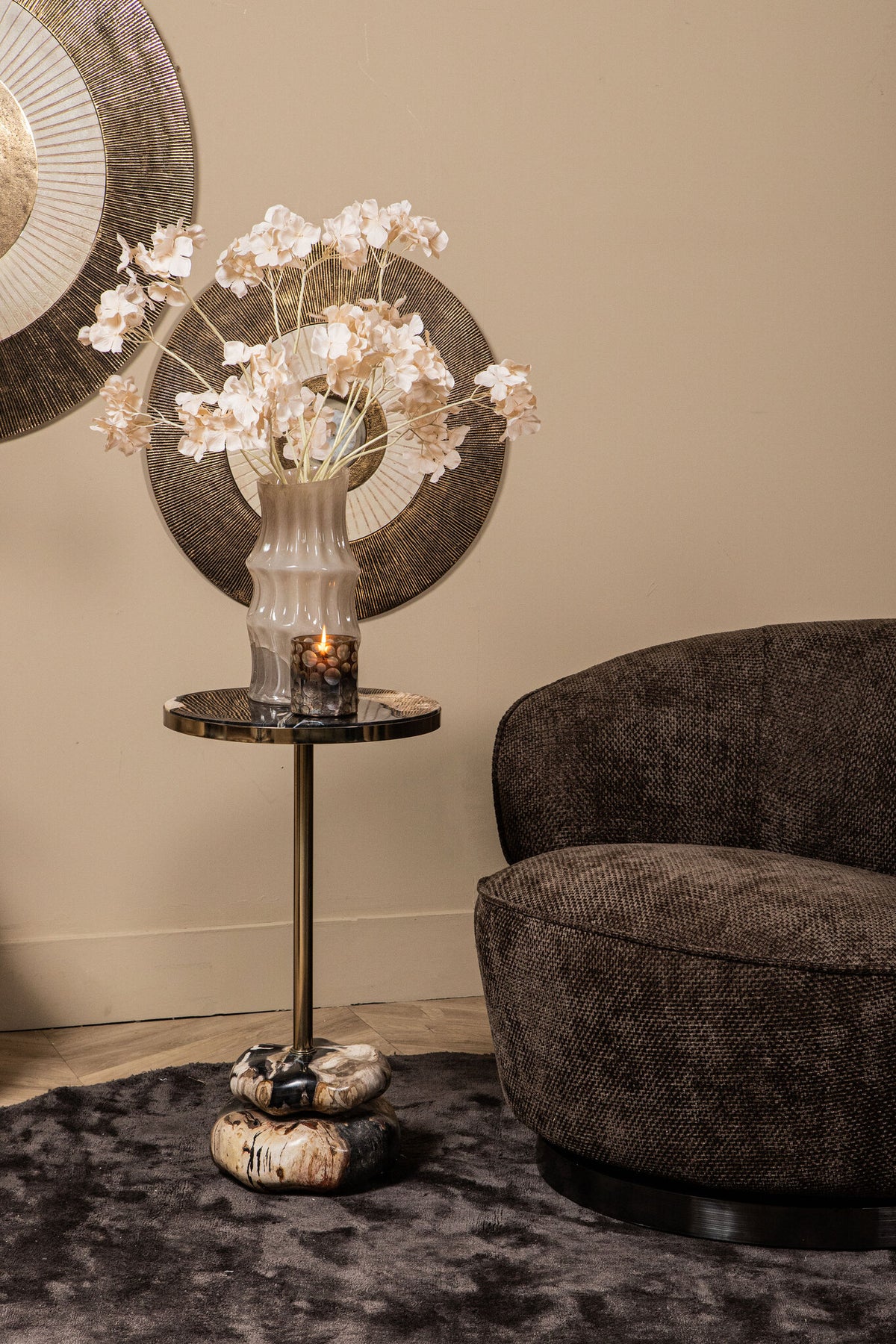 Stolik boczny Wane Natural z podwójnego drewna skamieniałego PTMD