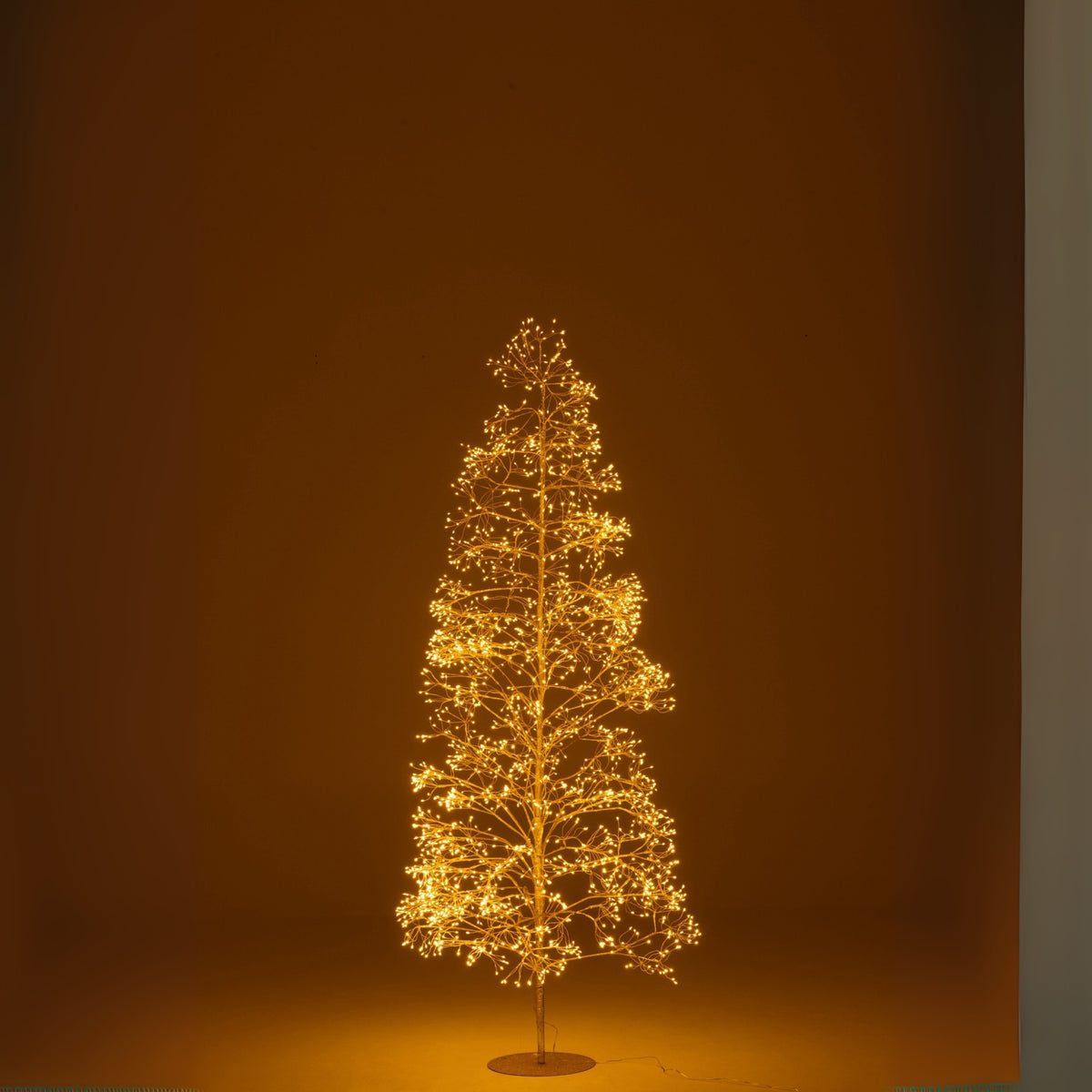 Choinka 2700 LED Metalowa Kolor złoty Średnia H210cm J-Line