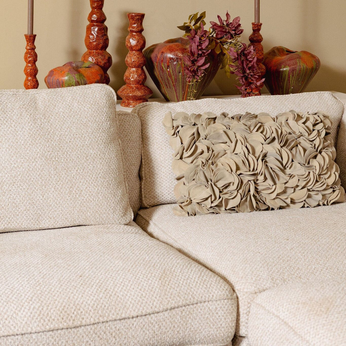 Dangelo Vaas Keramiek Roodbruin Small van PTMD gestyled als decoratie in de woonkamer