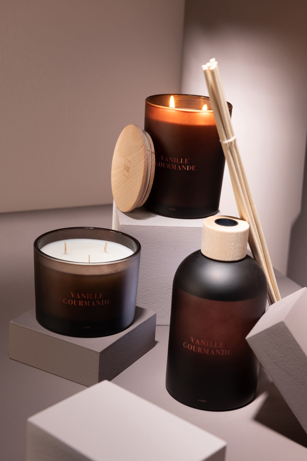 Geurkaars Accords Essentiels Vanille Gourmande 52 Uur - Geurkaars - J-Line - livinglovely.nl