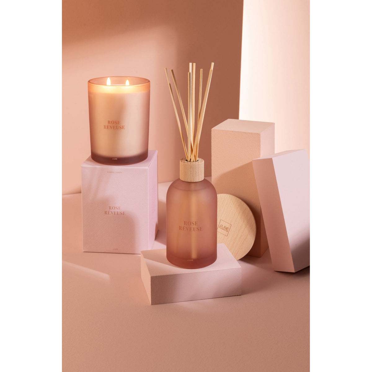 Geurstokjes Accords Essentiels Rose Rêveuse 250ml van J-Line samen met bijpassende geurkaars uit de Rose Rêveuse lijn