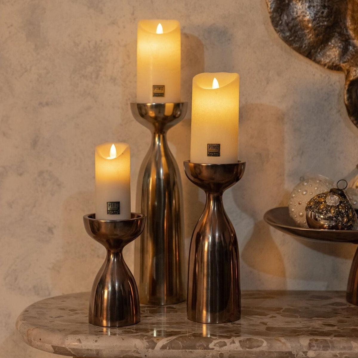 Jette Kandelaar Gegoten Aluminium Goud Glad Large van PTMD, kandelaar in goudkleurig aluminium gestyled in een woonsfeer