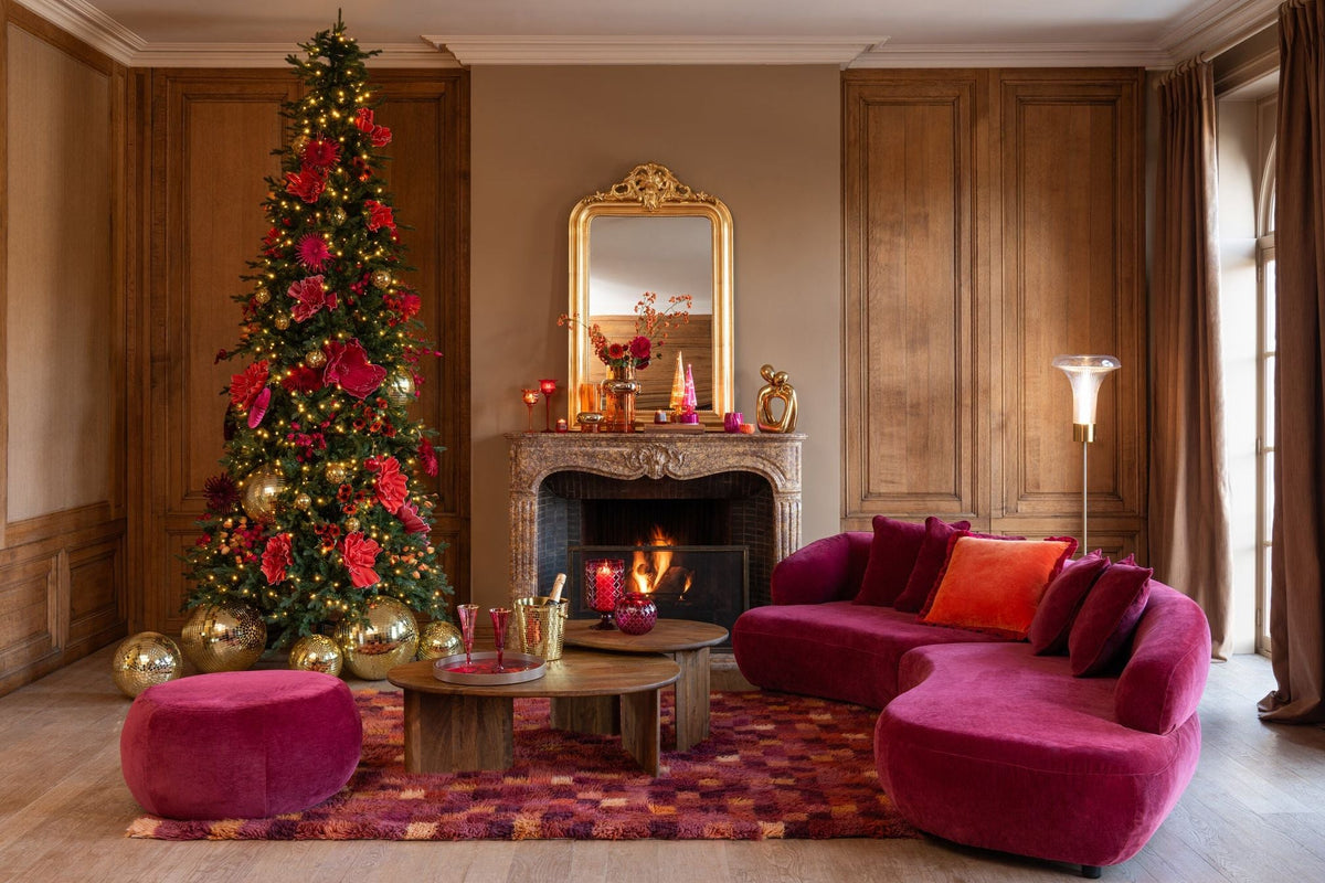 Kerstboom 900 Led Kunstmatig Donkergroen Large H320cm van J-Line, donkergroene kerstboom, in een feestelijk gestylede setting