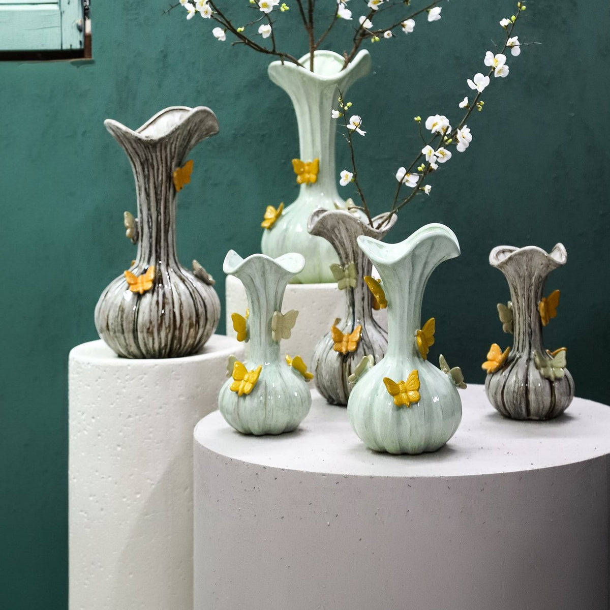 Set van 3 Tamarae vazen groen met vlinder van PTMD, vaas S gestyled met bloemen