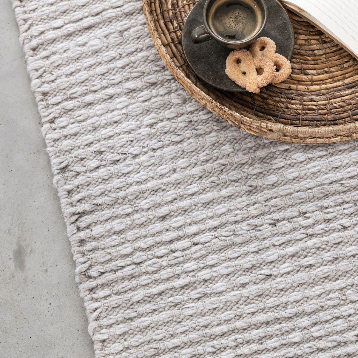 Het grijze Nirvana vloerkleed van MUST Living gestyled in een woonkamer