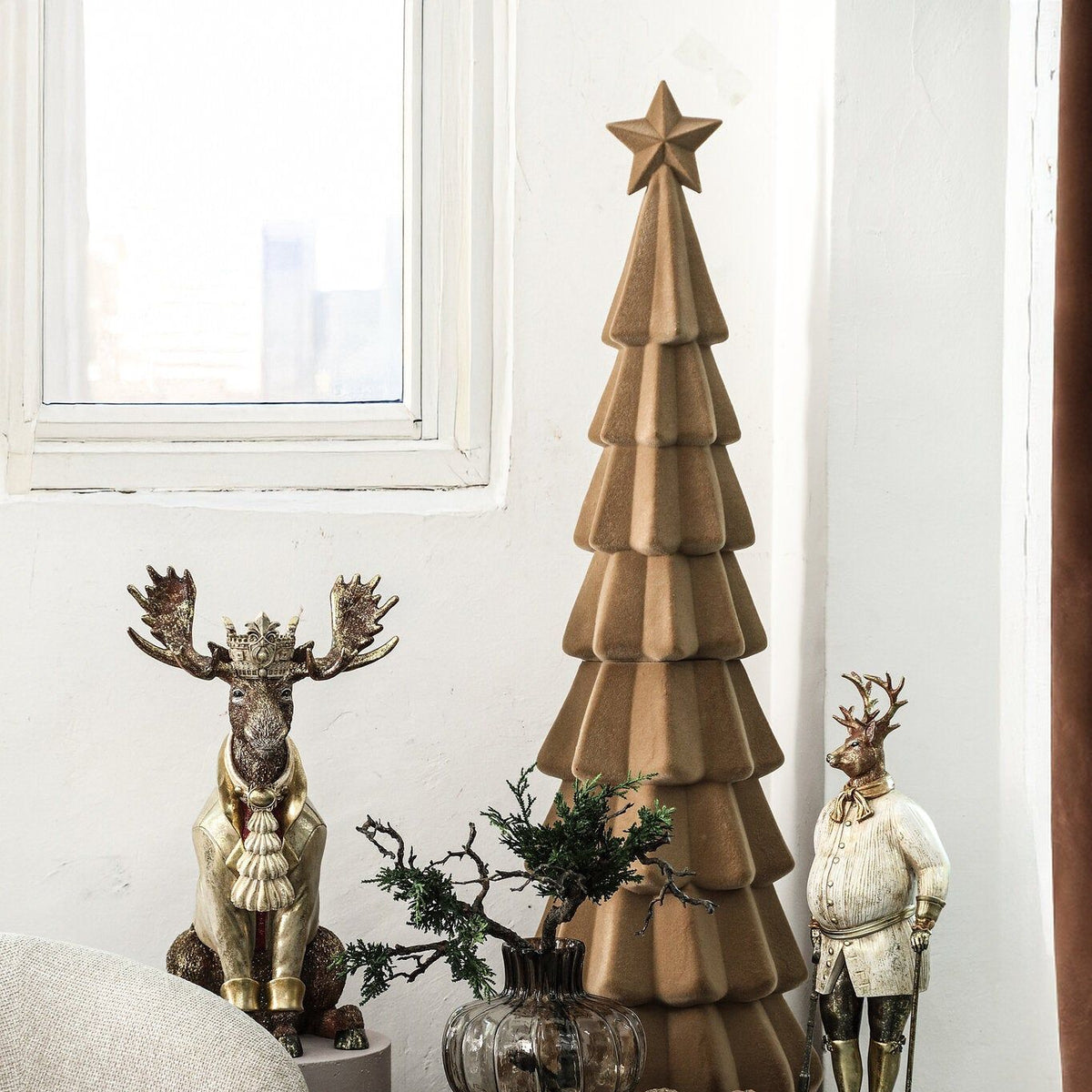 Yule Kerstboom Gelaagd Beige Small van PTMD, sfeerbeeld met de beige kerstboom als kerstdecoratie op een dressoir