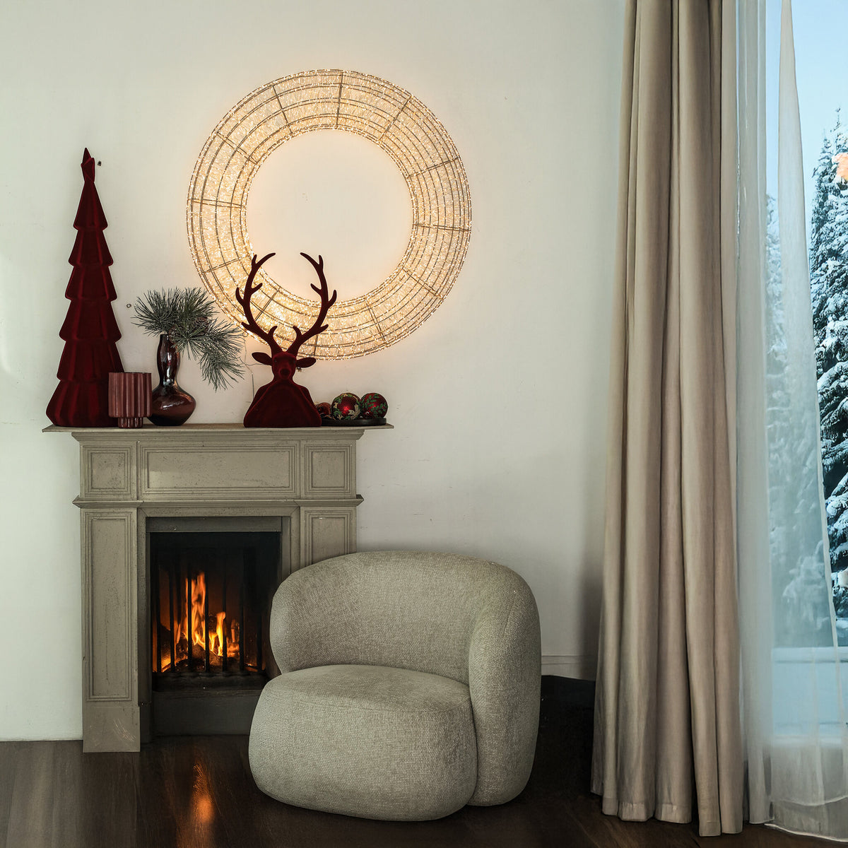 Yule Kerstboom Gelaagd Bordeaux Large van PTMD, sfeerbeeld bij een open haard met fluwelen kerstdecoratie