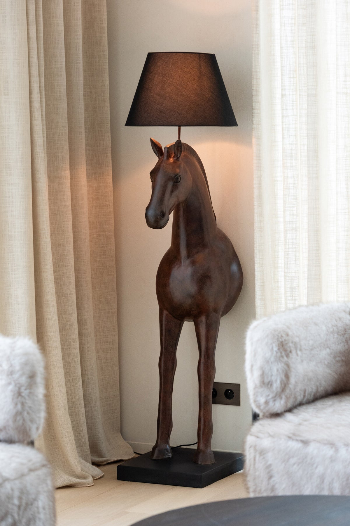 Lampa podłogowa Przednia część konia Poliresin Ciemnobrązowa J-Line