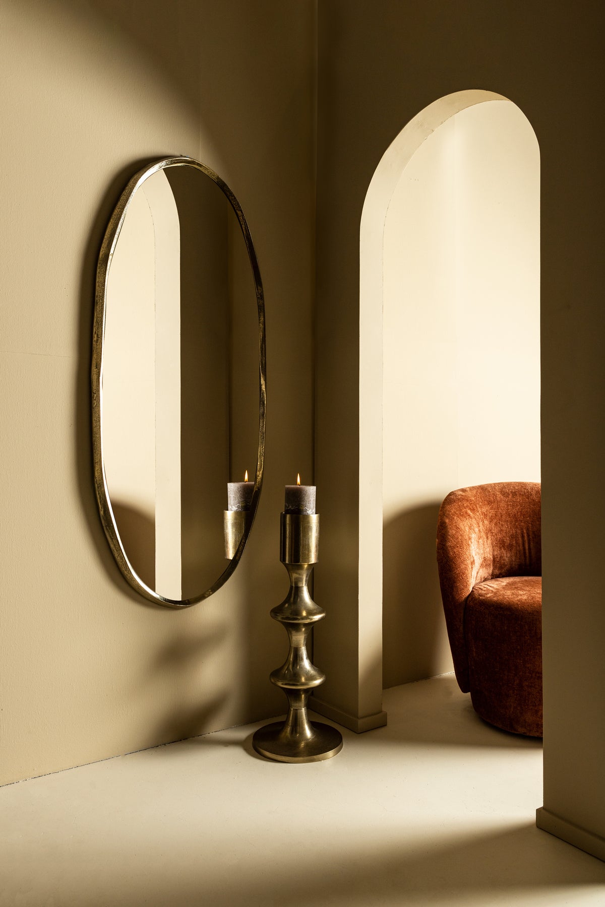Taika Gold aluminiowy okrągły świecznik na tabliczkach niski H73cm PTMD