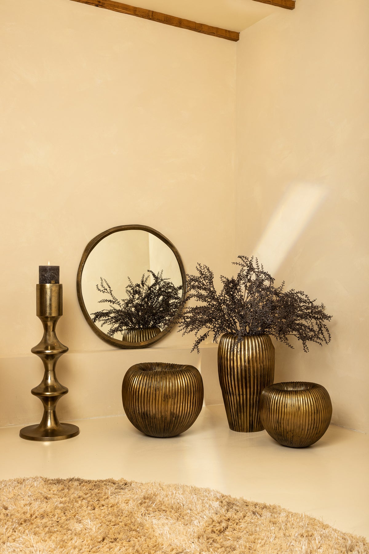 Taika Gold aluminiowy okrągły świecznik na tabliczkach niski H73cm PTMD
