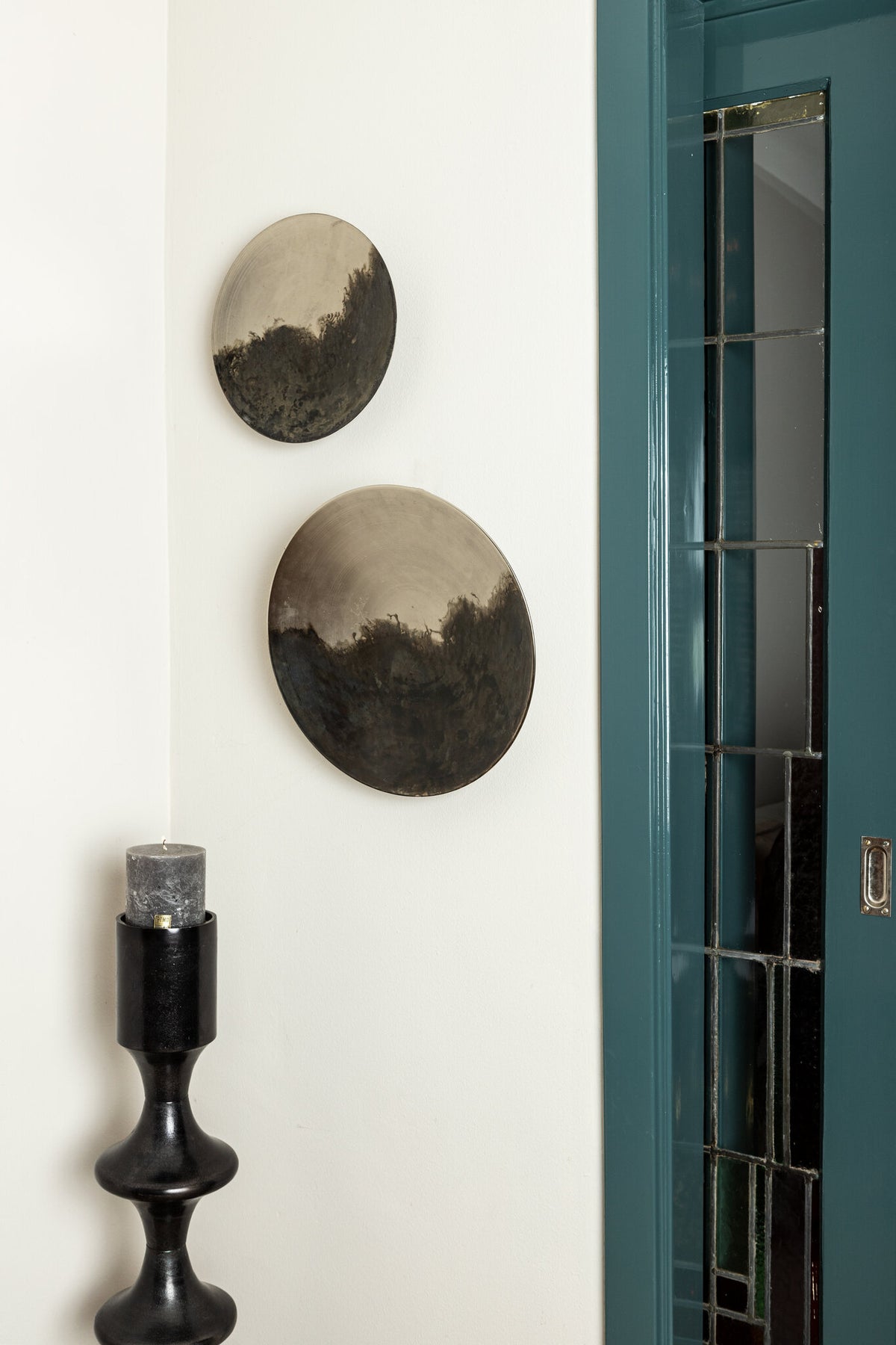 Okrągły świecznik aluminiowy Taika Black z zakładkami H92cm PTMD