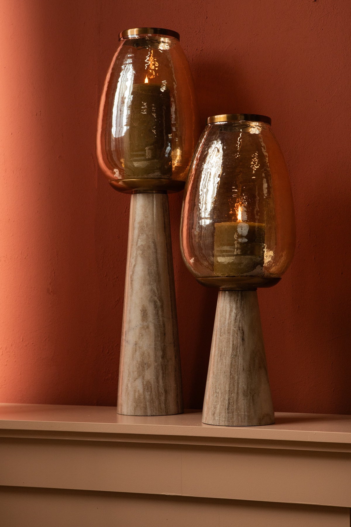 Beżowy podłogowy kominek Berdand, szklany stożek L PTMD