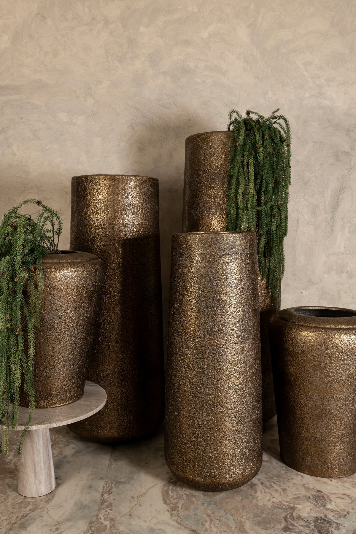Kardine Antique Gold Alu Pot Dented Pattern High L van PTMD, sfeerfoto met de pot als blikvanger in de woonkamer