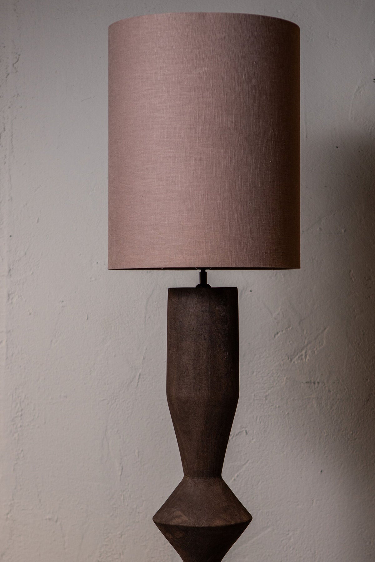 Lampa podłogowa Elaine Brązowe Drewno Mango Okrągła Podstawa H130cm PTMD