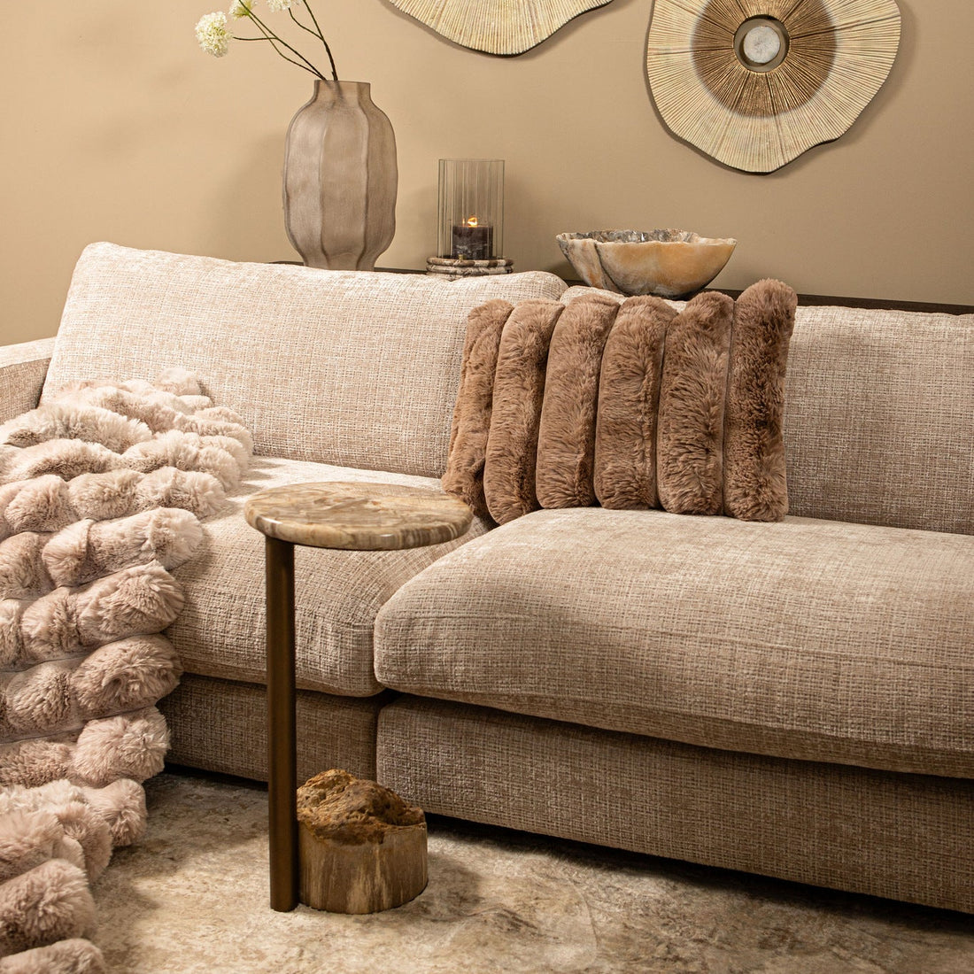 Stolik pomocniczy Ataja Naturalny Naturalne skamieniałe drewno Mosiężna noga PTMD