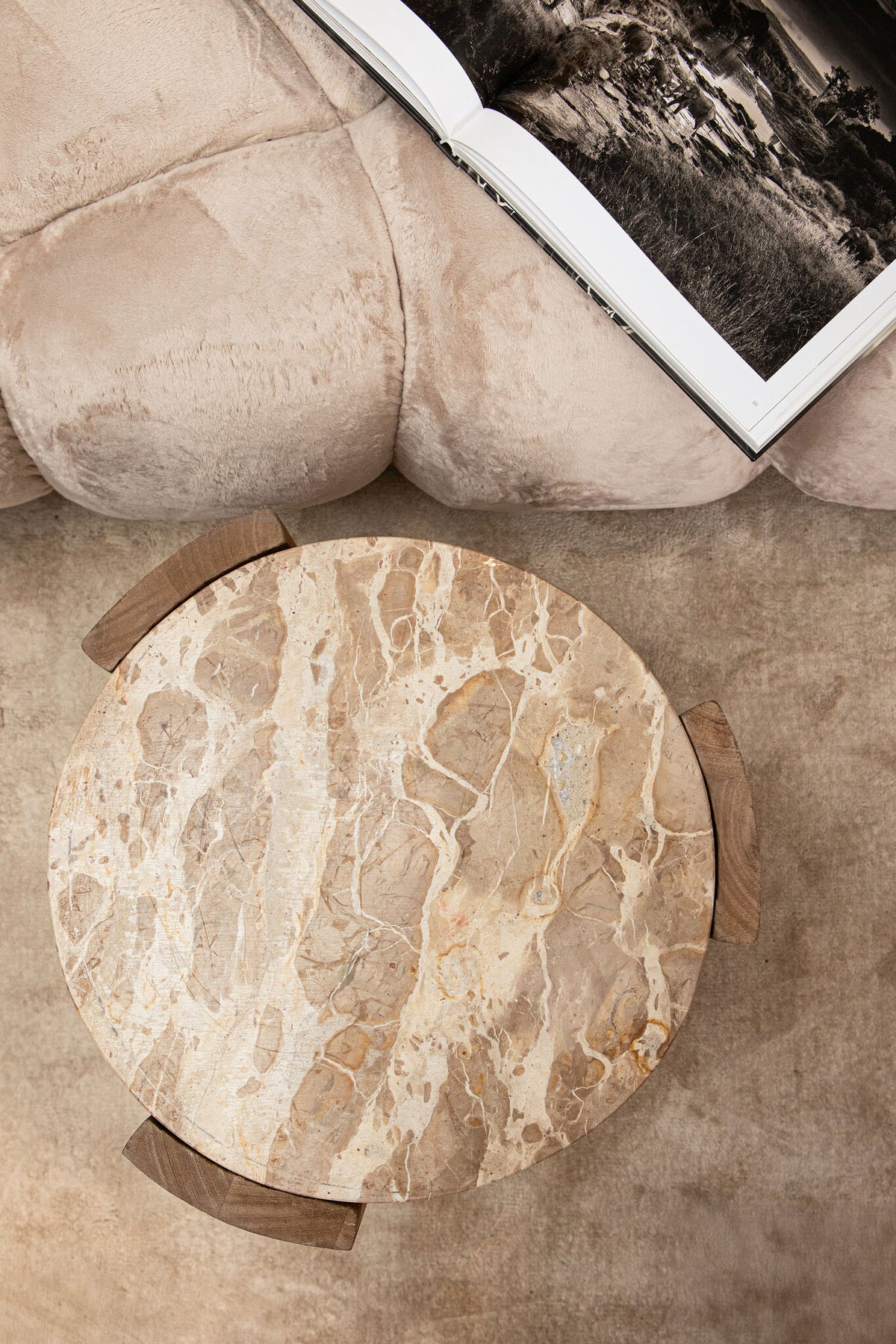 Stolik pomocniczy Javina Naturalny Marmur Ø52cm PTMD