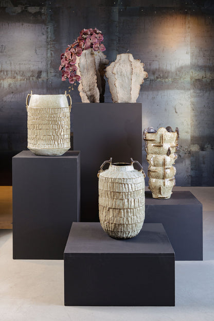 Beżowa ceramiczna waza Talan o kanciastym kształcie, żebrowana L PTMD