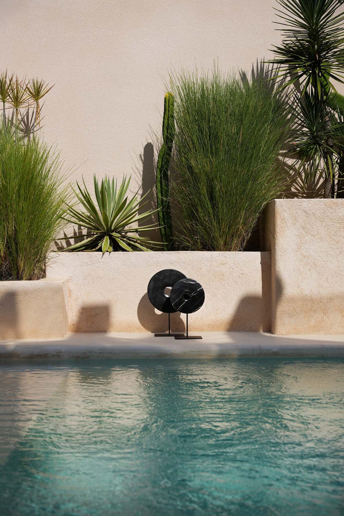 Czarny marmurowy talerz na stopce Large Bazar Bizar