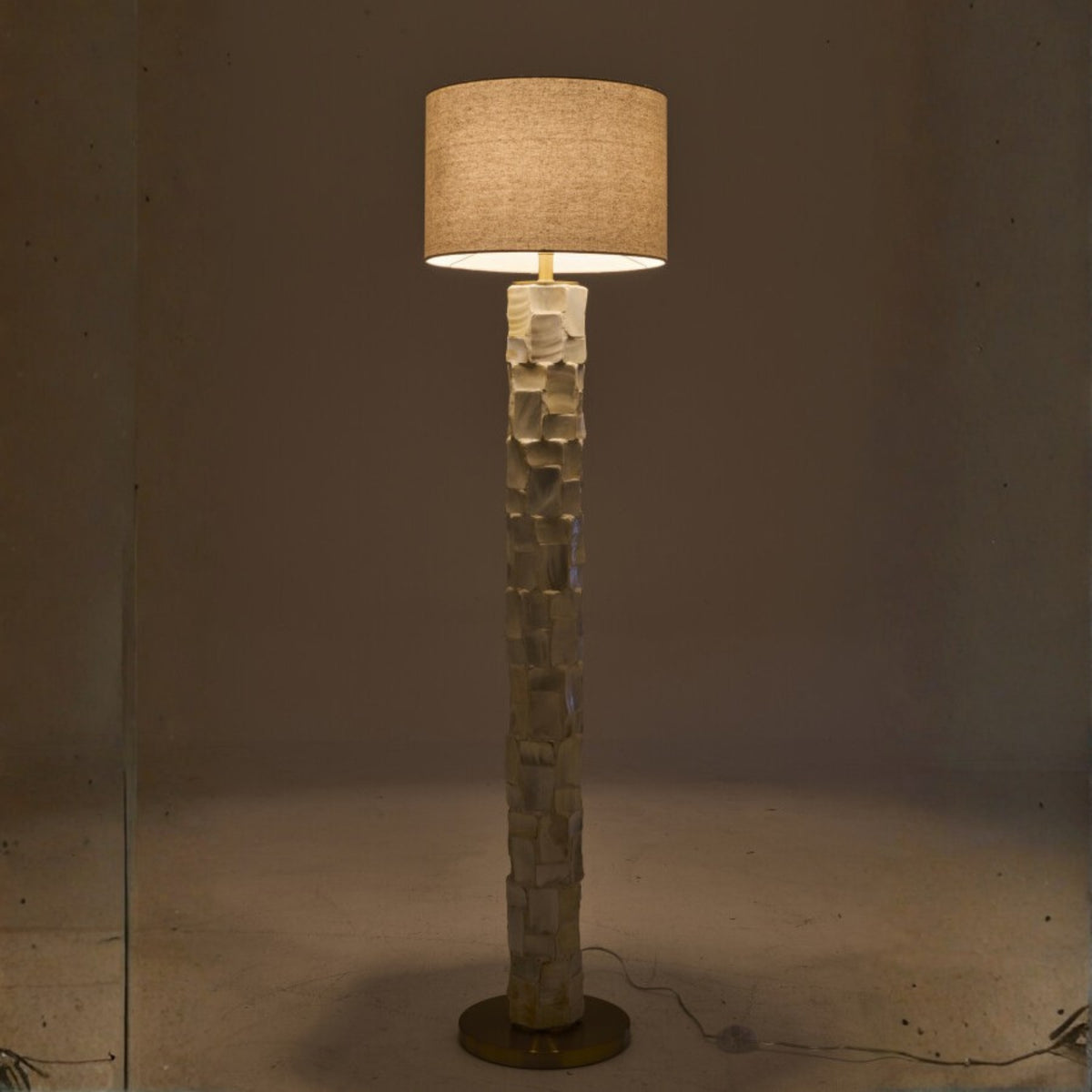 Lampa podłogowa Efekt perłowy Muszli Błotnisto-biały/Jasnobeżowy J-Line