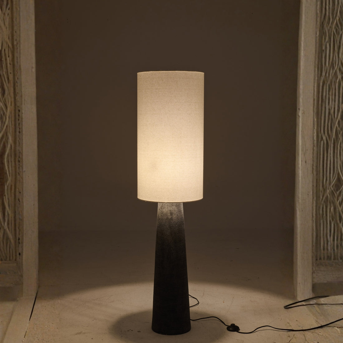 Lampa podłogowa Ava z włókna szklanego czarna/biała średnia J-Line