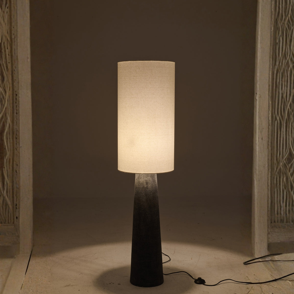 Lampa podłogowa Ava z włókna szklanego czarna/biała średnia J-Line