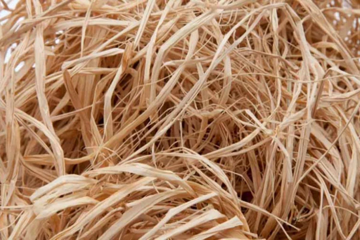 Handgevlochten raffia met natuurlijke vezelstructuur, ideaal voor duurzame woonaccessoires en bohemien interieurstijlen