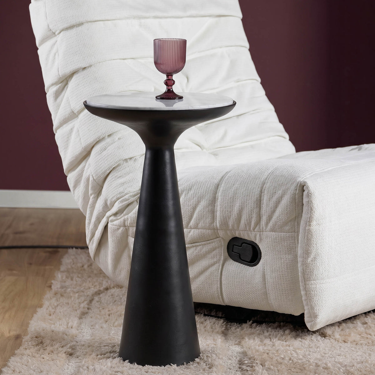 Bijzettafel Essy van Starfurn met rond wit marmeren blad en zwarte poot, Ø38cm x H63cm
