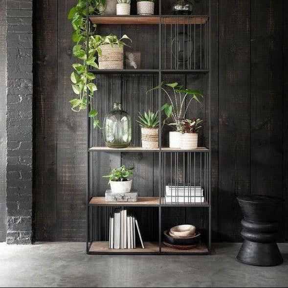 Bijzettafel Ring Ring van zwart suar hout in een interieur