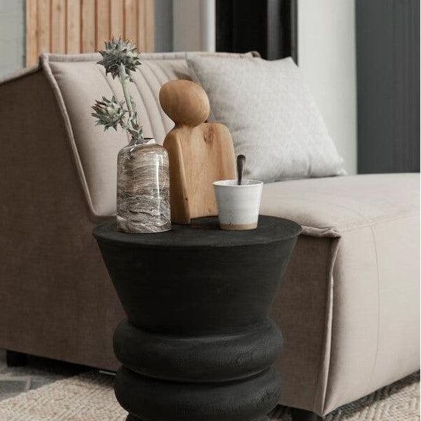 Sfeerbeeld van de bijzettafel Ring Ring in zwart suar hout