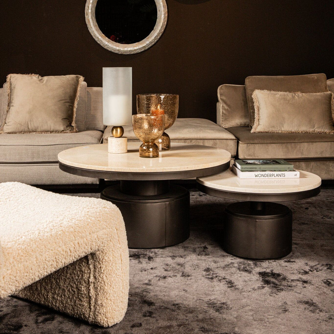 Bregt salontafels hoog en laag van PTMD in een donkere woonkamer met bouclé meubels