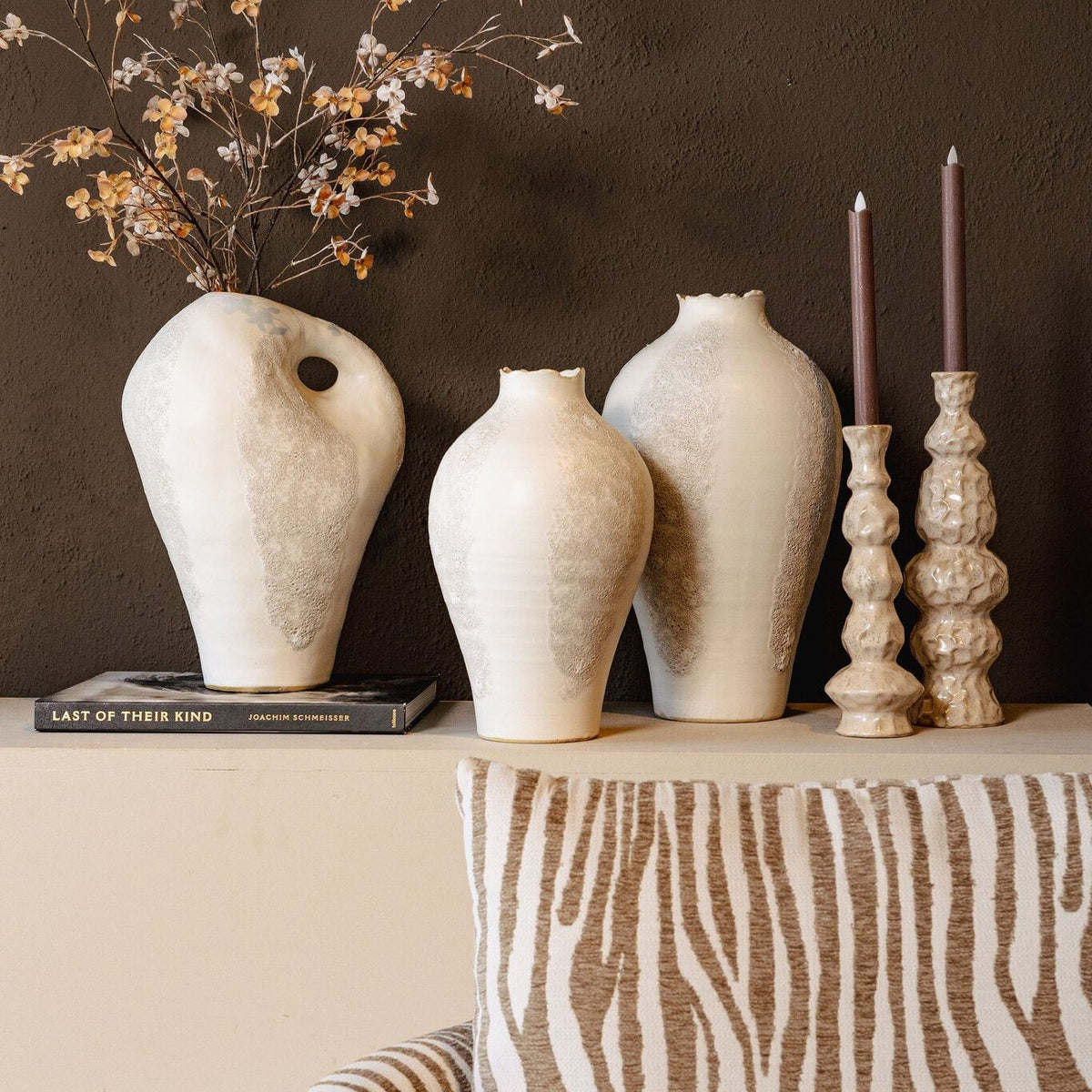 Dangelo Vaas Wit Onregelmatig Hoog Small van PTMD gestyled als decoratie in de woonkamer
