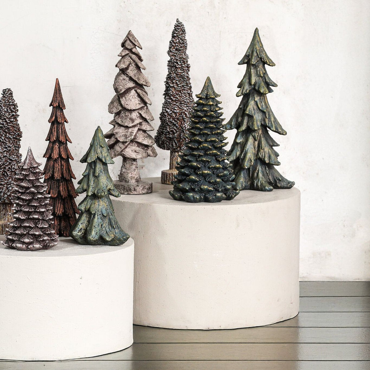 Davene Kerstboom Beeld Cement Large van PTMD, winters sfeerbeeld met kerstboompjes van cement op witte potten