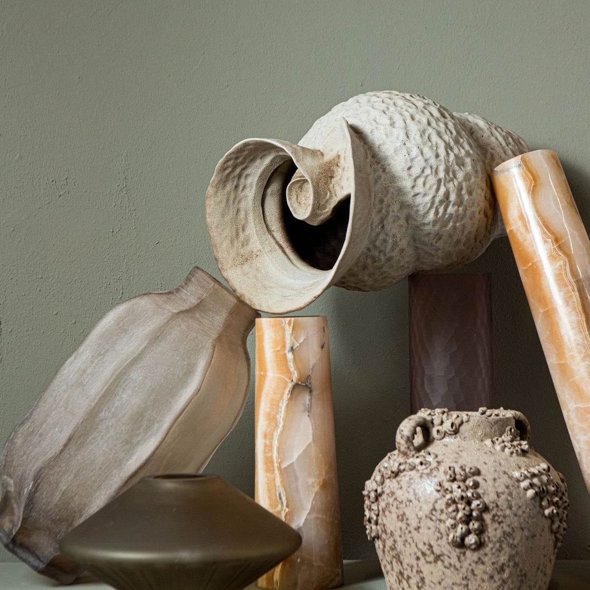 Deisy Beige Ceramic Jar With Handles Rough Coral S van PTMD, sfeerbeeld van de pot met ruwe koraalstructuur
