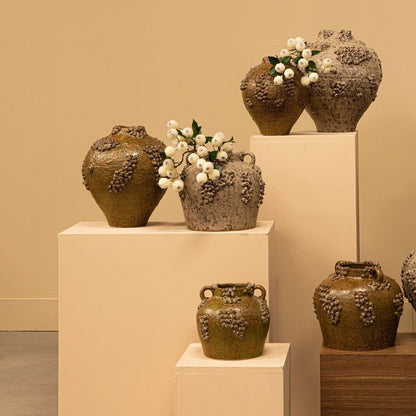 Deisy Green Ceramic Jar Shaped Vase Rough Coral S van PTMD, groene keramische vaas in een sfeervolle interieursetting