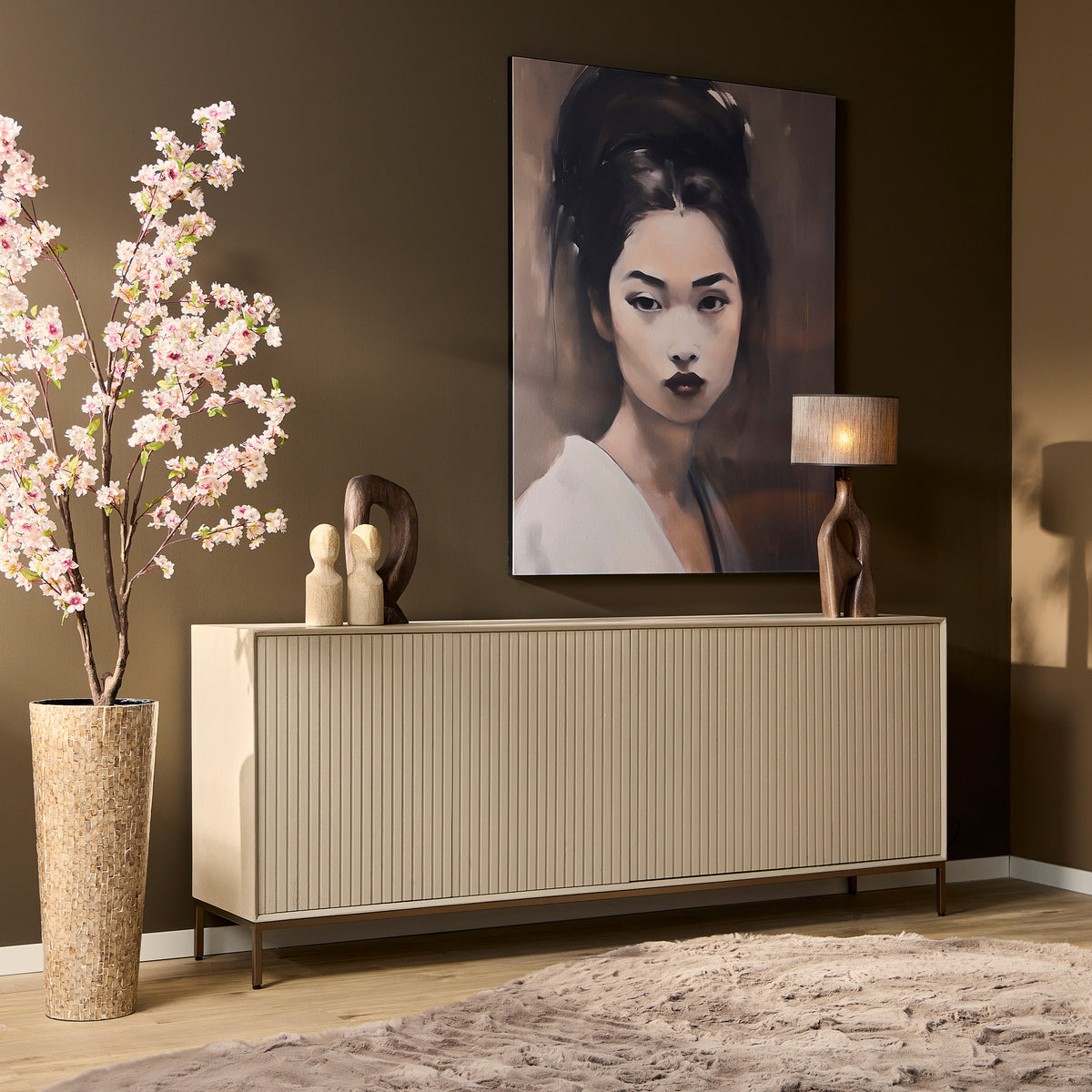 Dressoir Madison van Starfurn in zand mangohout, 210 cm breed met vier deuren en bronskleurig metalen frame