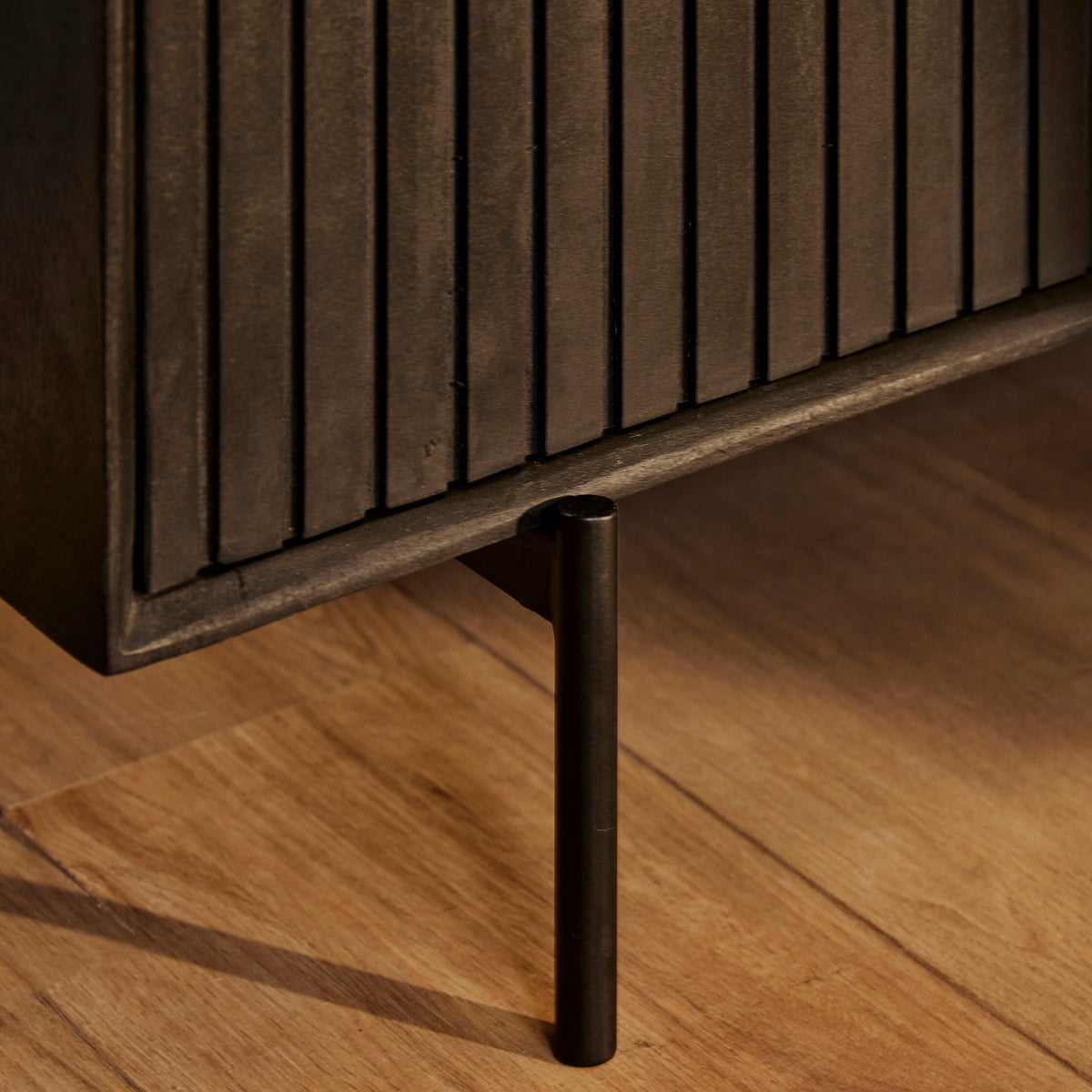 Zijkant van het zwarte dressoir Madison, 45 cm diep en 85 cm hoog