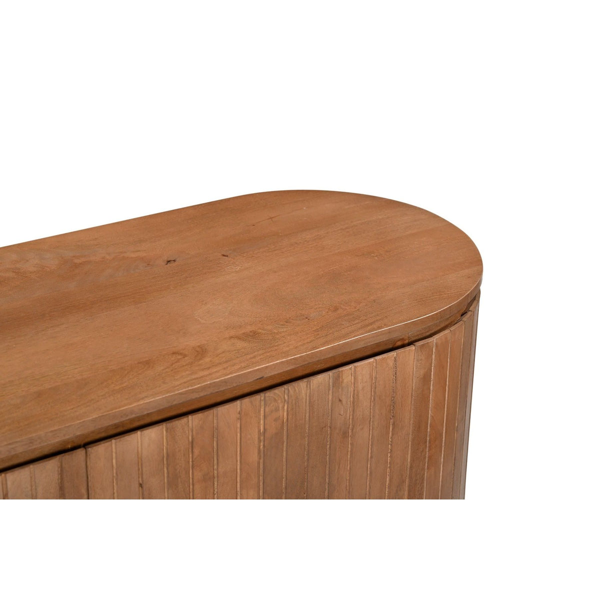 Detail van het afgeronde bovenblad en het lattenfront van het Noor dressoir in Pecan