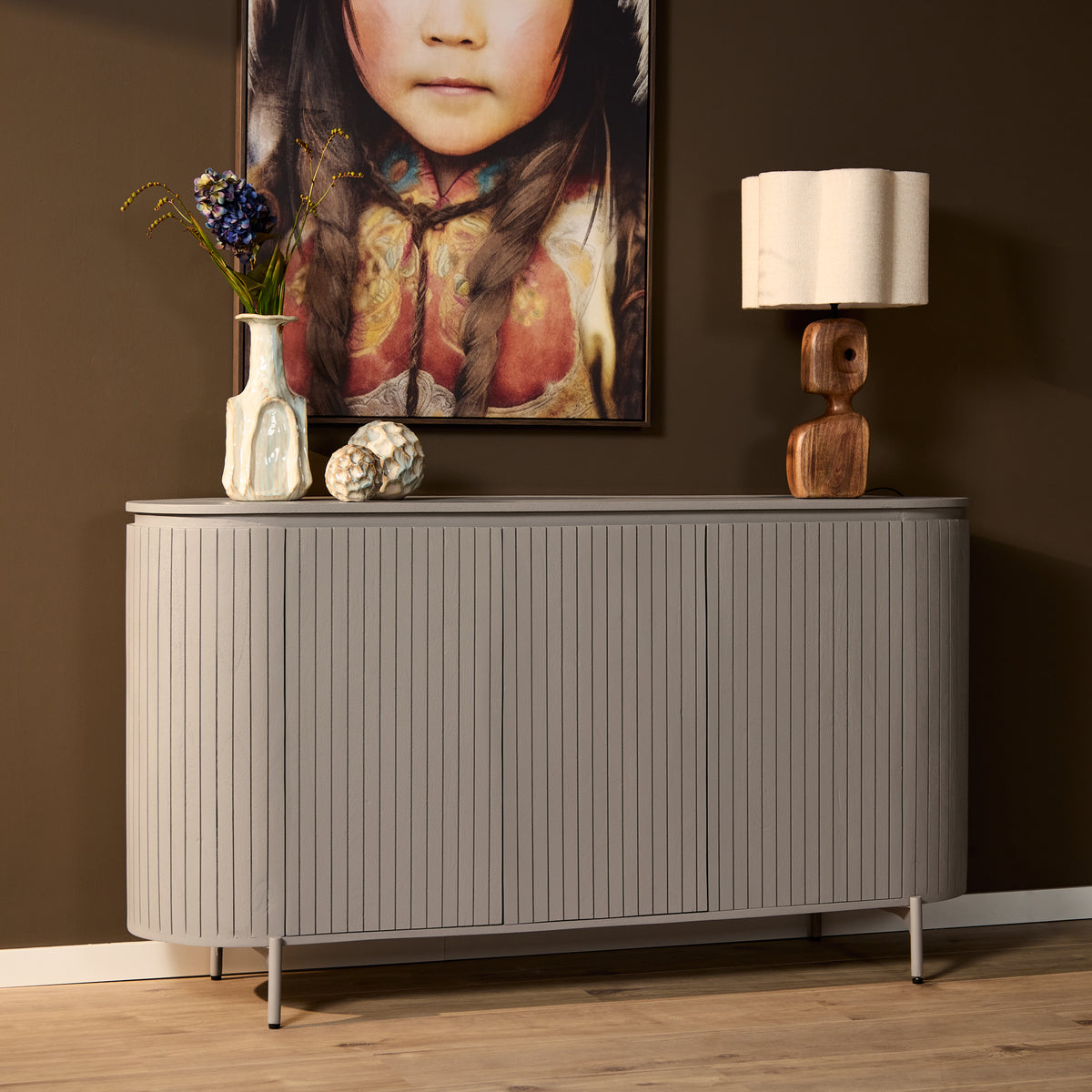 Dressoir Solana taupe van Starfurn met lamp en decoratie in een sfeervolle woonkamer