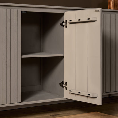 Geopende deur van dressoir Solana taupe met zicht op de legplank