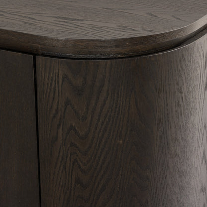 Detail van de bovenrand en de gebogen zijkant van het espresso Tobago dressoir