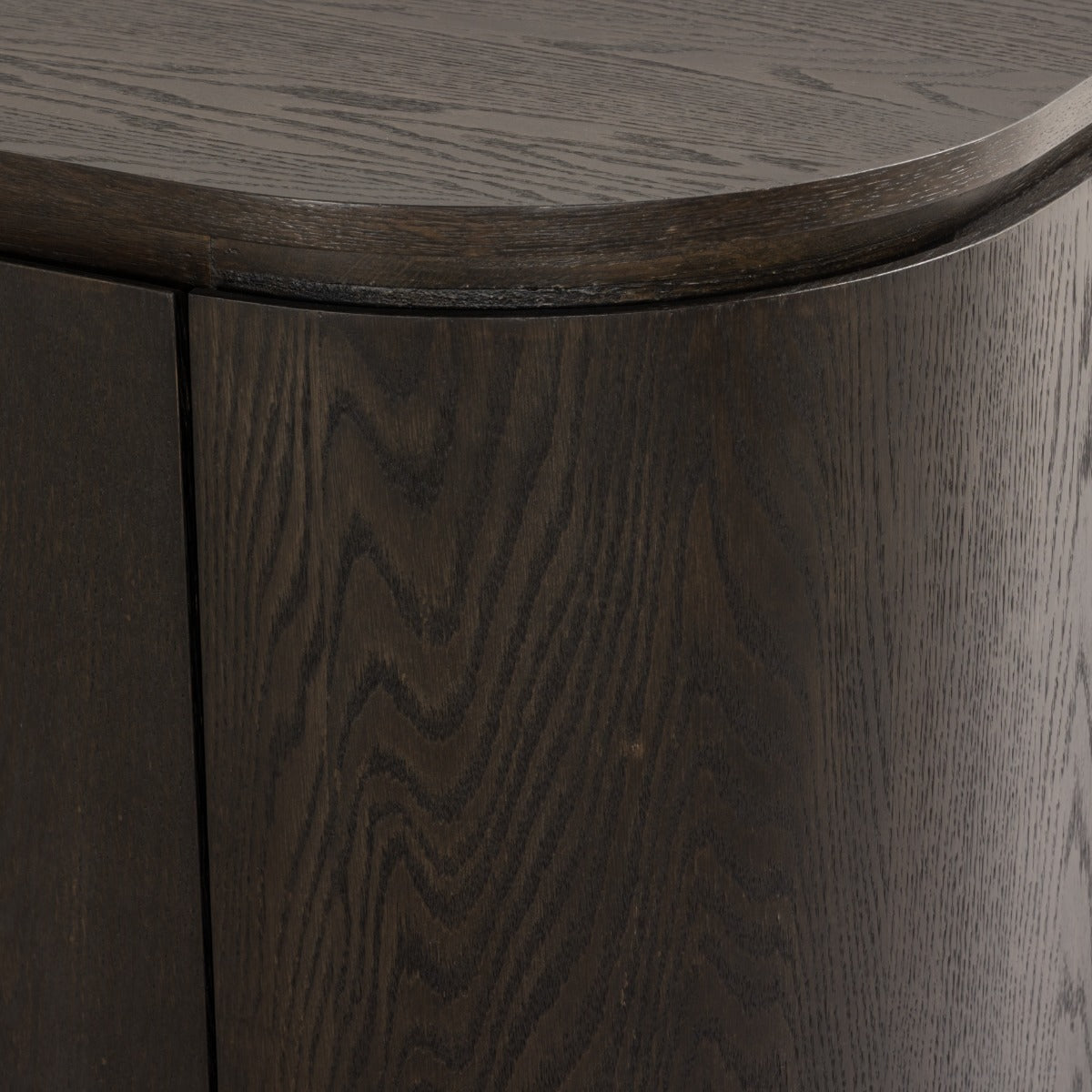 Detail van de bovenrand en de gebogen zijkant van het espresso Tobago dressoir