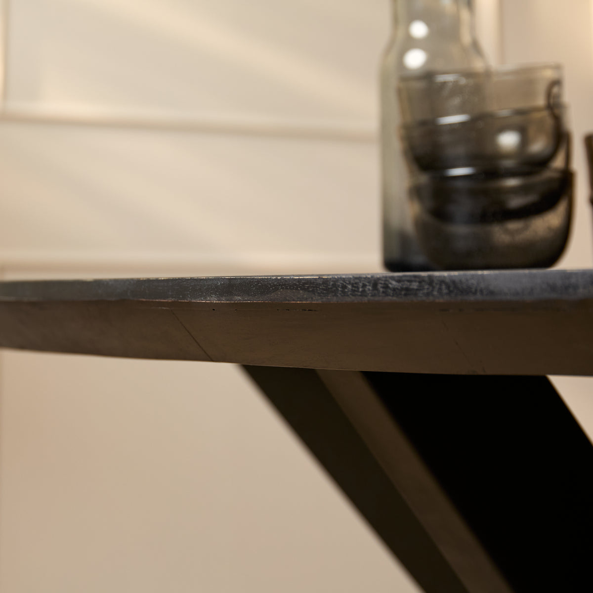 Detail van de licht gezandstraalde zwarte finish van de eettafel Brandy van Starfurn