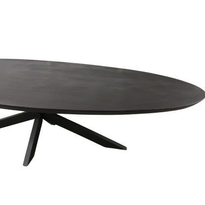 Detailopname van de rand van de zwarte eettafel Brandy van Starfurn