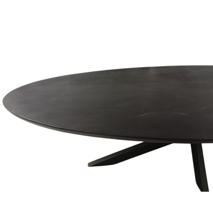 Eettafel Brandy Zwart van Starfurn vanuit een andere hoek, blad van 240 cm