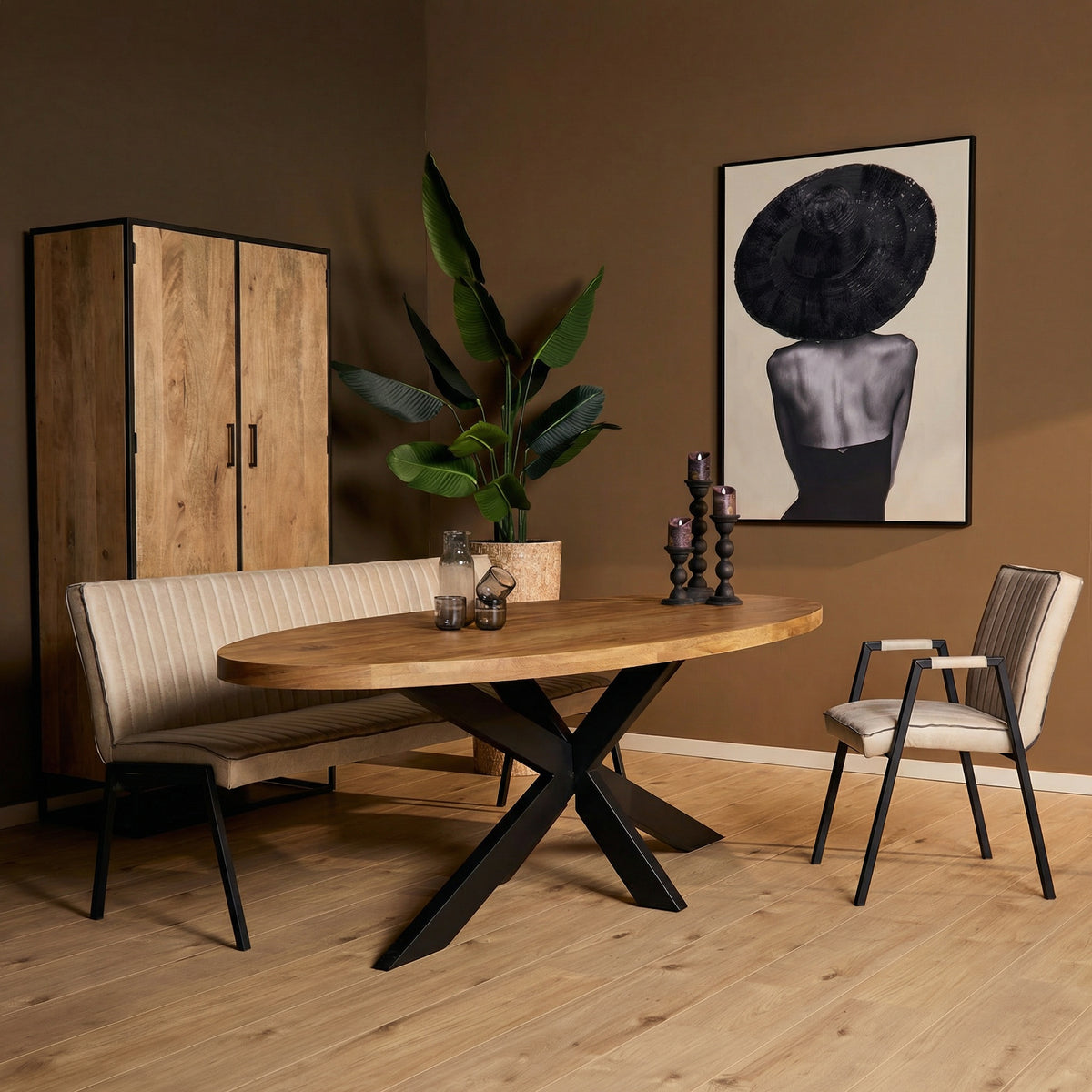 Eettafel Dakota Ovaal 300cm van Starfurn in een eetkamer met stoelen en groen