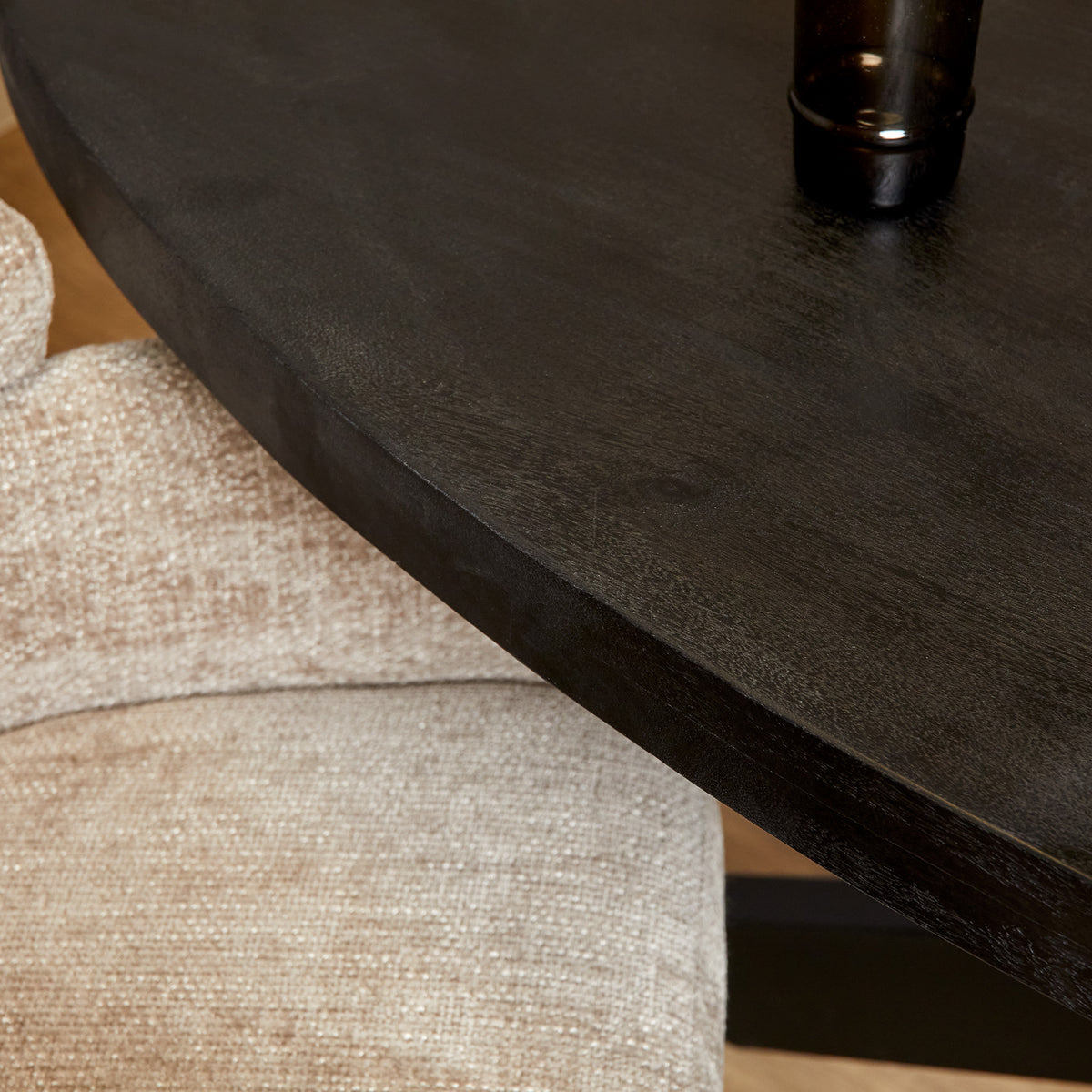 Ovale Denver eettafel 160cm van Starfurn in zwart gelakt massief mangohout, gezien vanuit een andere hoek