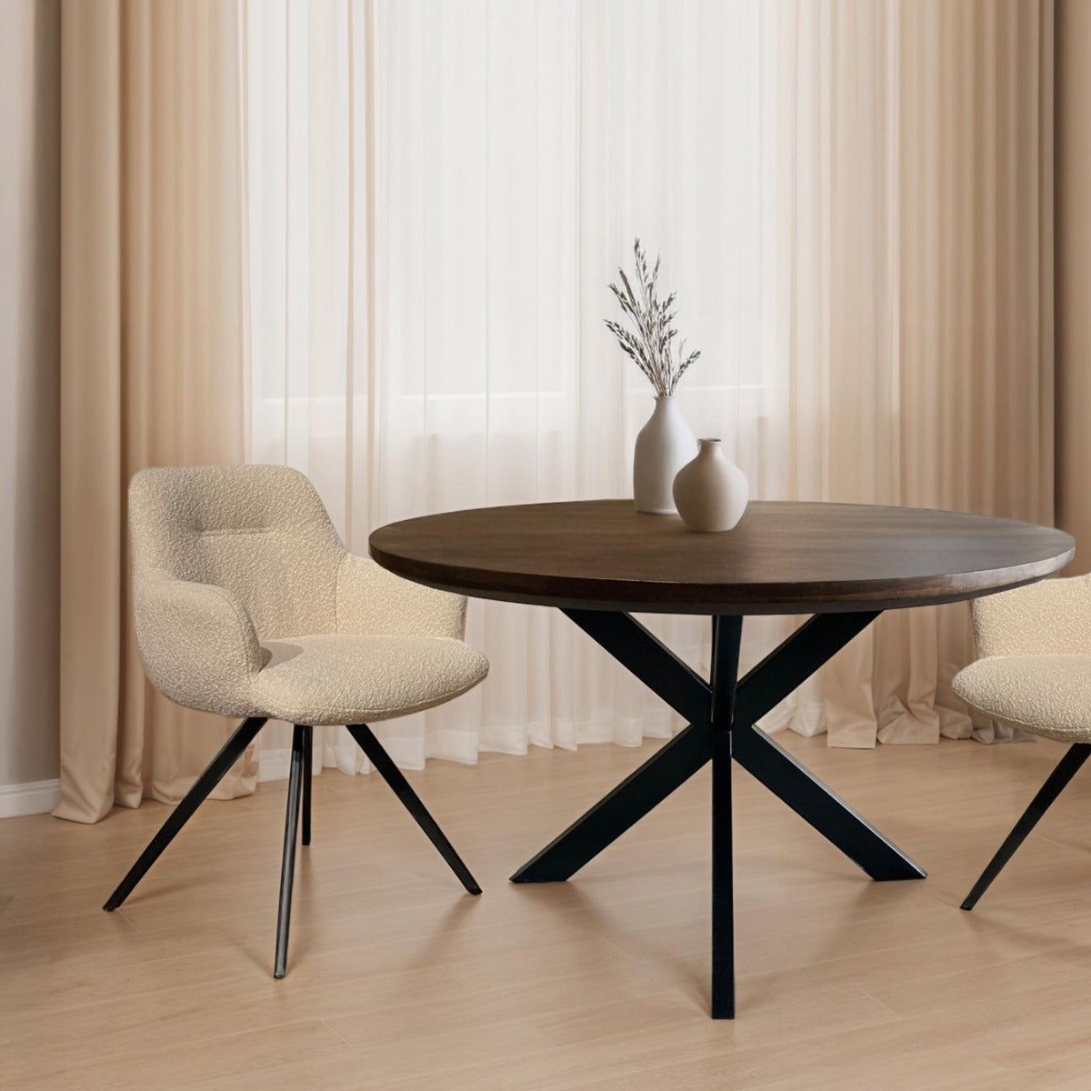 Eettafel Jesper Chestnut Ø120cm in een eetkamer