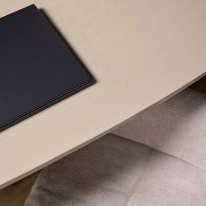 Eettafel Madison Zand van Starfurn recht van voren met de centrale poot in bronzen finish