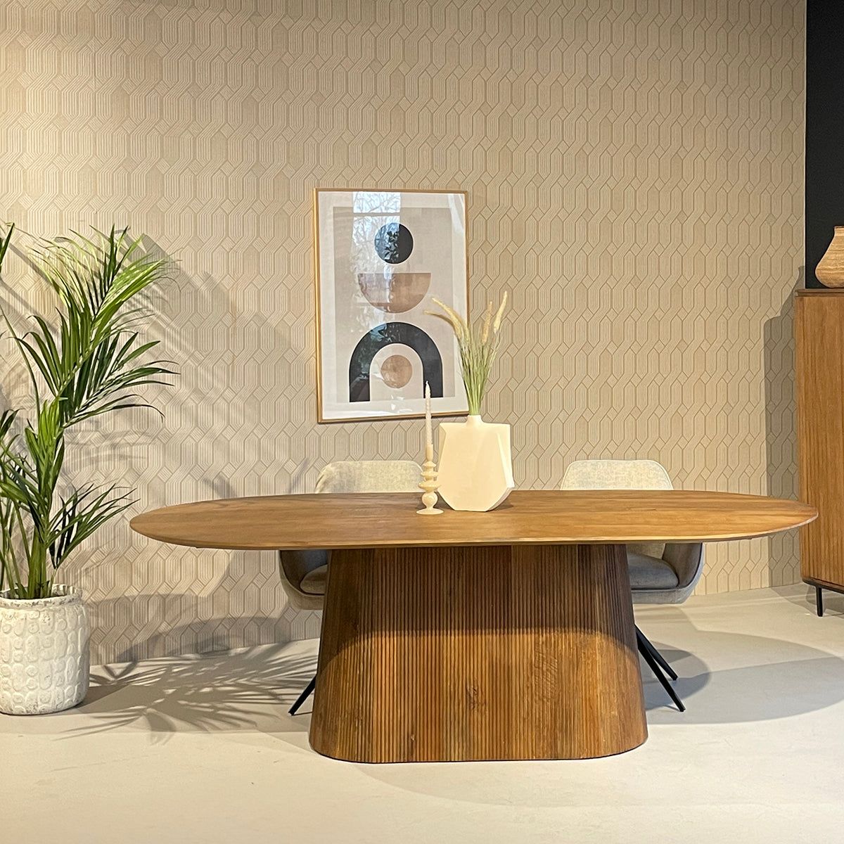 Grote ovale Salvator eettafel in Pecan in een lichte eetkamer met kast