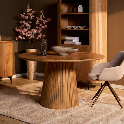Solana eettafel naturel gedekt met een vaas bloesem voor een open kast